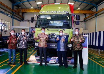 Hino Luncurkan 2 Produk Terbaru Truk FLX 260 JW dan Bus  R 260 AS