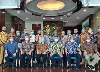 Ratusan Karyawan Nojorono Menerima Piagam Emas