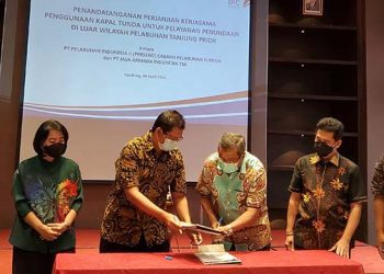 Kerjasama Sinergi. Amri Yusuf, Direktur Utama PT Jasa Armada Indonesia Tbk/IPCM (kedua dari kanan) dan Guna Mulyana, General Manager PT Pelabuhan Indoneia II (Persero)/IPC Cabang Tanjung Priok (kedua dari kiri) didampingi Shanti Puruhita, Direktur Komersial dan Operasi (kiri) dan Muhammad Iqbal, Direktur Armada dan Teknik IPCM (kanan) saat perjanjian kerja sama sinergi di Jakarta (30/4). Kerja sama meliputi penyediaan dan penggunaan kapal tunda sebagai sarana bantu pemanduan dengan sistem on call untuk melayani market baru.