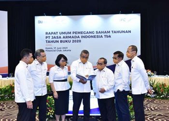 IPCM Bagikan Dividen 80%. Direktur Utama, Amri Yusuf (tengah) berbincang dengan jajaran Dewan Komisaris dan Direksi PT Jasa Armada Indonesia Tbk (IPCM) usai RUPST di Jakarta (17/6). Seiring dengan kinerja positif Perseroan, IPCM berhasil bukukan laba bersih Rp 80 miliar tahun 2020. RUPST menyetujui antara lain pembagian dividen 80% sebesar Rp 64 miliar atau Rp 12,17 per lembar saham.