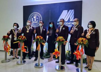 (Kiri-Kanan) Prof. Dra. Jenny Lukito Setiawan, MA. (Master of Art), PhD., Psikolog, (WR 3 Bidang Kemahasiswaan dan Center); Ir. Yohannes Somawiharja, M.Sc (Rektor); Dr. Ir. Denny Bernardus, M.M (Executive Board Yayasan Ciputra Pendidikan); Marlina, S. Kom, M.M (Head of Metrodata Academy); Dr. Trianggoro Wiradinata, S.T., M.Eng.Sc. (Dean, School of Information Technology); Laij Victor Effendi, SE., MM., CMA. (WR 2 Bidang Operasional); dan Prof. Dr. Ch. Whidya Utami, SE., MM., CPMA. (WR 1 Bidang Akademik).