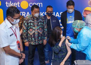 Ket. Foto: [dari kiri ke kanan] Sandiaga Salahuddin Uno, Menteri Pariwisata dan Ekonomi Kreatif | dr. Maxi Rein Rondonuwu, Plt Ditjen P2P Kementerian Kesehatan | Tubagus Utama, Head LOKET| Gaery Undarsa, Co-Founder & CMO tiket.com