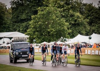 Diiringi Pembalap Sepeda Elite, INEOS Grenadier Membuat Debut di Goodwood Festival of Speed