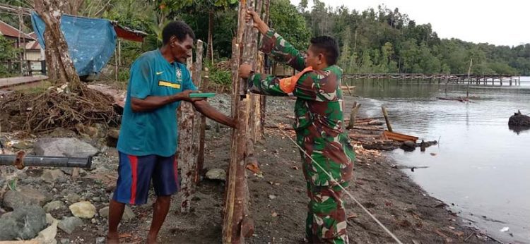 Cegah Abrasi, Babinsa Kodim Raja Ampat Bersama Masyarakat Membuat Talud