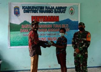 Babinsa Kodim Raja Ampat Kawal Penyaluran BLT Di Kampung Waisilip