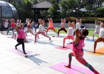 Fairmont Jakarta Adakan Pink Yoga untuk Galang Dana di Bulan Kesadaran Kanker Payudara