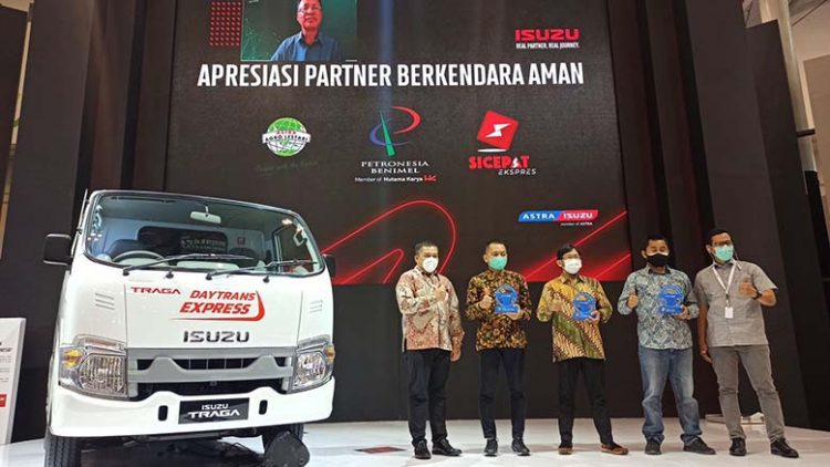 Isuzu Berikan Apresiasi Keselamatan Berkendara Kepada Para Mitra Bisnis