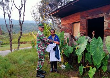 Danpos Ramil Abenahu Kapten Inf Hariyanto, Berikan Bantuan Seragam Sekolah