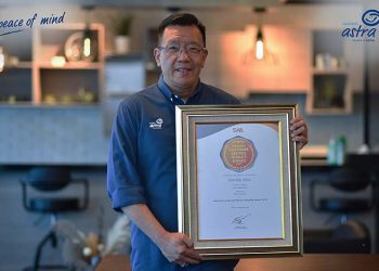 Chief Marketing Officer Retail Business Asuransi Astra, Gunawan Salim saat menerima penghargaan Indonesia Customer Service Quality Award 2021.