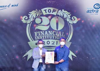 Penyerahan piagam penghargaan Top 20 Financial Institution 2021 yang diberikan oleh Direktur Infobank, Karnoto Mohamad (kiri) kepada Chief Financial Officer Asuransi Astra, Maximiliaan Agatisianus (kanan)