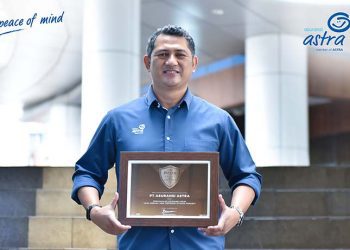 Chief Marketing Officer Retail Business Asuransi Astra, Gunawan Salim saat menerima penghargaan Indonesia Best Brand Award 2021.