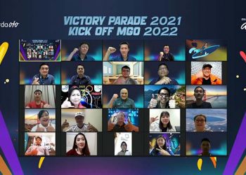 CEO Asuransi Astra, Rudy Chen bersama Chief Marketing Officer – Retail Business Asuransi Astra, Gunawan Salim berfoto bersama dengan para pemenang MGO Victory Parade 2021.