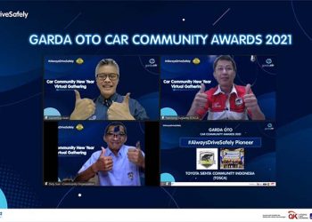Head of Communication and Customer Service Management Asuransi Astra, L. Iwan Pranoto berfoto bersama perwakilan komunitas Toyota Sienta Community Indonesia (TOSCA) sebagai pemenang kategori #AlwaysDriveSafely Pioneer dalam gelaran Car Community Award 2021.