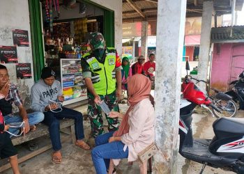 Cegah Covid 19, Babinsa Kodim 0601 Pendeglang Ingatkat Warga Patuhi Protokol Kesehatan