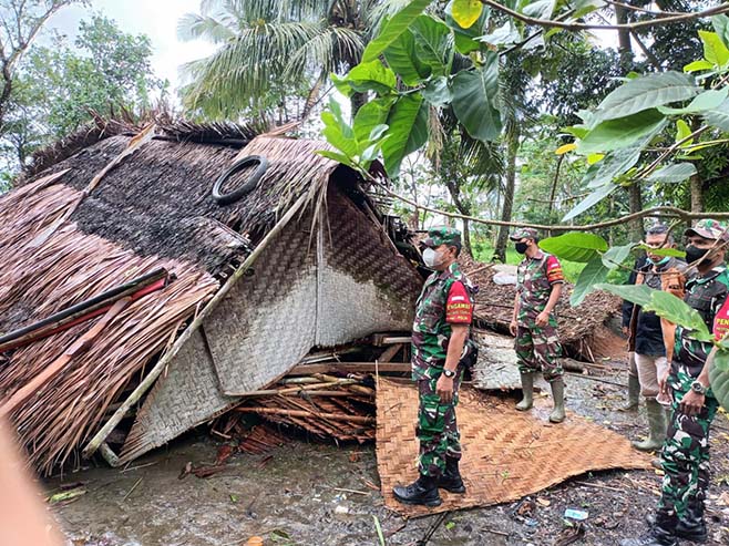 Angin Kencang Merusak Rumah Warga, Babinsa Koramil 0111/Pagelaran Lakukan Pendataan