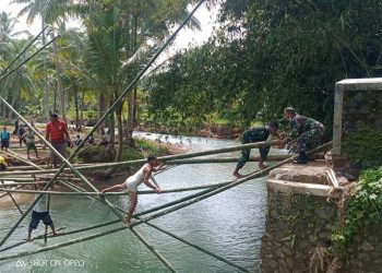 Babinsa Kodim 0601/Pandeglang Bersama Warga Bangun Jembatan Sementara