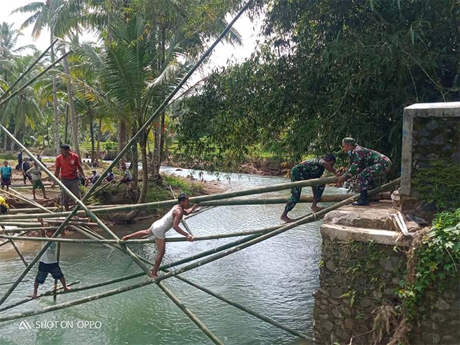 Babinsa Kodim 0601/Pandeglang Bersama Warga Bangun Jembatan Sementara
