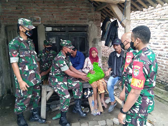 Koramil 0602-17/Carenang, Berikan Bantuan Sembako Kepada Warga Kurang Mampu