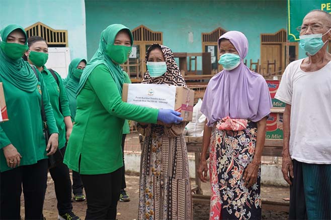 Peduli Korban Banjir, Persit KCK Koorcab Rem 064 PD III/Siliwangi Berikan Bantuan