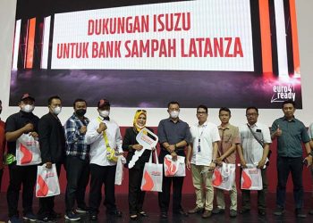 Isuzu Serahkan 1 Unit Mobil Operasional Kepada Bank Sampah Latanza di GIIAS 2022