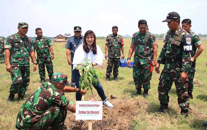 FIFGROUP Gandeng Tiga SMKN Pertanian Tanam 1.437 Pohon di Food Estate Korem Cibitung