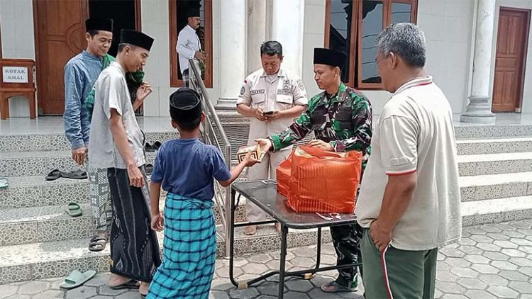 Denbekang III-44-04/Serang Berbagi di Jum’at Berkah