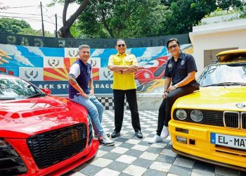 Ketua Umum IMI Bamsoet Serahkan Hadiah Kepada Juara Black Stone Live Modz 2022