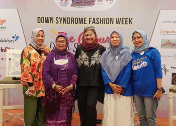 Dewi Gita Tiba-tiba Muncul di Gelaran Down Syndrome Fashion Week