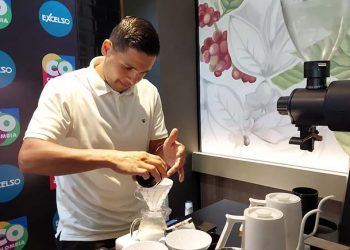 Excelso Suguhkan Kopi Kolombia Racikan Langsung Diego Campos Juara Dunia Barista 2021