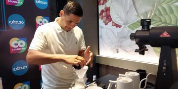 Excelso Suguhkan Kopi Kolombia Racikan Langsung Diego Campos Juara Dunia Barista 2021