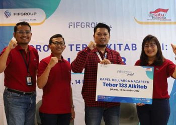 Sambut Natal 2022, FIFGROUP Bagikan Alkitab di Enam Gereja