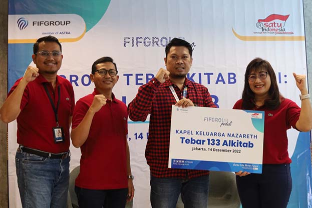 Sambut Natal 2022, FIFGROUP Bagikan Alkitab di Enam Gereja