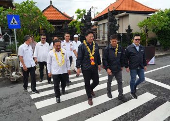Honda Lakukan Serah Terima Bantuan Revitalisasi Marka Jalan dan Puluhan Rambu Lalu Lintas di Desa Pemogan, Bali