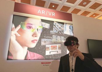 Sharp Kembangkan Prototipe Head – Mounted Display Untuk VR yang Terhubung ke Smartphone