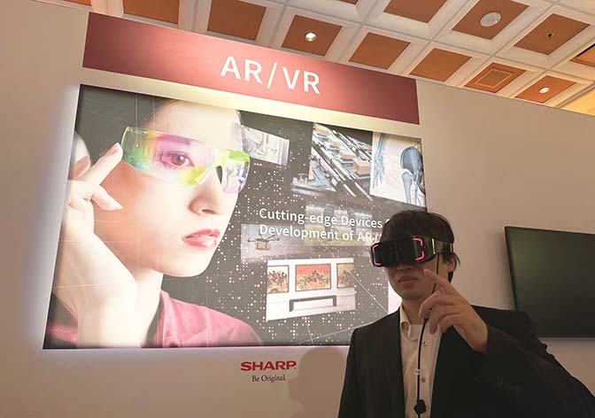 Sharp Kembangkan Prototipe Head – Mounted Display Untuk VR yang Terhubung ke Smartphone