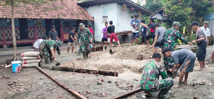 Semangat Anggota kodim 0602/Serang, Saat Bergotong Royong Bersama Masyarakat