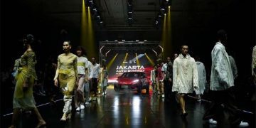 GJAW 2023: Jakarta Auto Runway 2023 Hadirkan Kejutan Karya 8 Fashion Designer di Runway Kolaborasi Fashion dan Otomotif