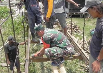 Bersama Warga, Babinsa Koramil 0602-11/Tirtayasa Bantu Perbaiki Jembatan Yang Rusak