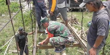 Bersama Warga, Babinsa Koramil 0602-11/Tirtayasa Bantu Perbaiki Jembatan Yang Rusak
