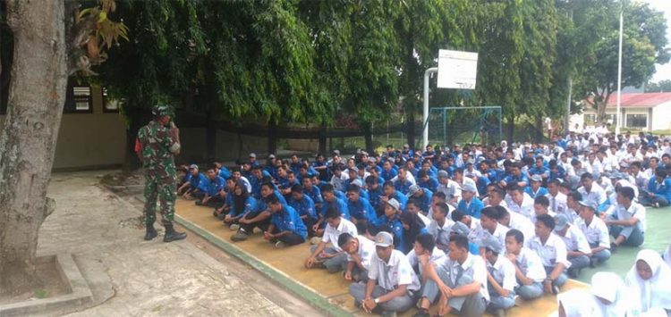 Cegah Tawuran Pelajar dan Gangster, Babinsa Koramil 0602-04/Taktaka Berikan Materi Wasbang di SMKN Pertanian