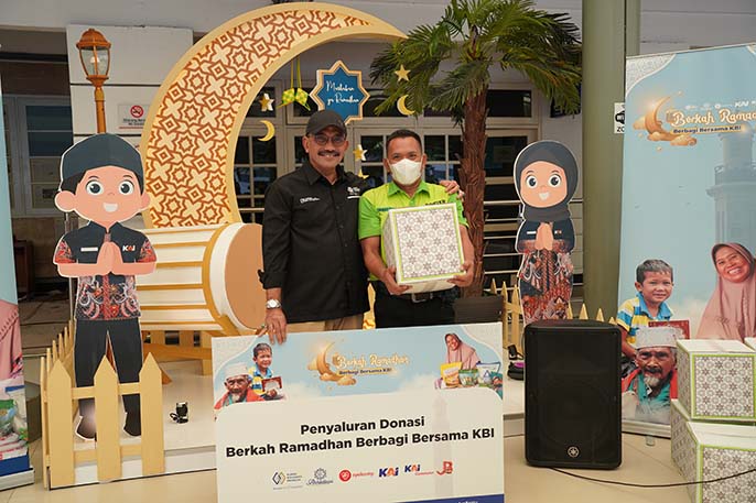 KBI Bagi-Bagi Sembako Ramadhan untuk Porter Stasiun Pasar Senen Bersama Ayobantu