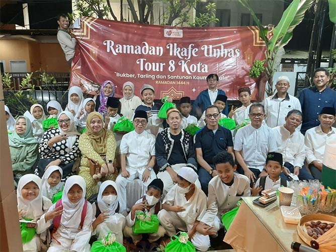 Buka Puasa 8 Kota, Ikafe Gembirakan 100 Anak Yatim di Tangerang dan Palu