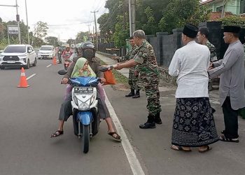 Kodim 0602/Serang Bagikan Takjil Kepada Masayarajat Yang Melintas di Depan Makodim