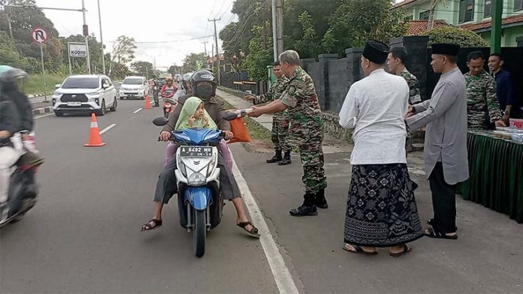 Kodim 0602/Serang Bagikan Takjil Kepada Masayarajat Yang Melintas di Depan Makodim