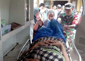 Serka Jakaria Babinsa Koramil 0602-20/Pamarayan, Bantu Evakuasi Warga Yang Sakit Kangker