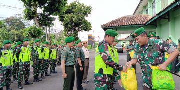 Jelang Idul Fitri 1444 H, Dandim 0602/Serang Bagikan Bingkisan untuk Prajurit, PNS Hingga Masyarakat