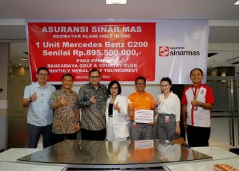 Asuransi Sinar Mas Membayar Klaim Hole in One Event Rancamaya Golf Tournament Senilai Rp 995.000.000,-