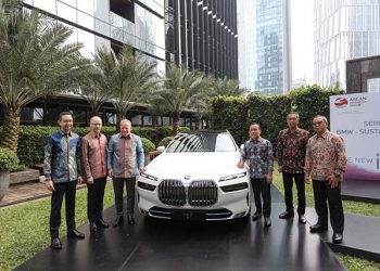 Seremonial Serah Terima BMW i7 Sebagai Sustainable Mobility Partner KTT ke-43 ASEAN PLUS 2023