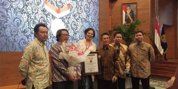 Agnes Linggar Budhisurya Raih Penghargaan MURI untuk Pelopor Melukis Bebas pada Kain