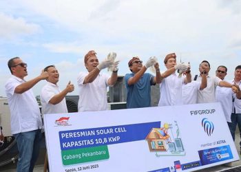 FIFGROUP Pasang Solar Panel yang ke-11 di Kantor Cabang Pekanbaru